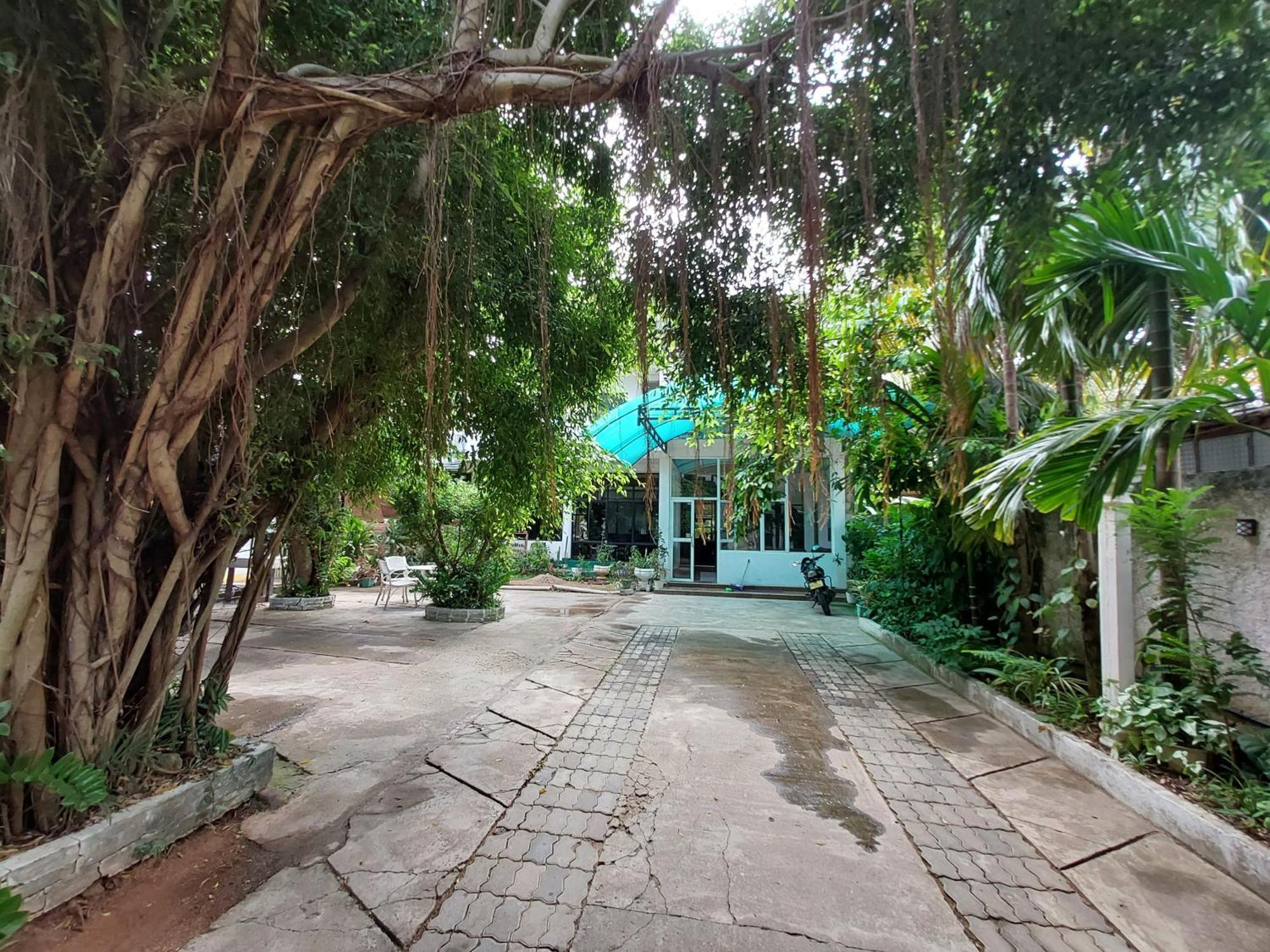 Lake Wave Hotel Anuradhapura Exterior photo