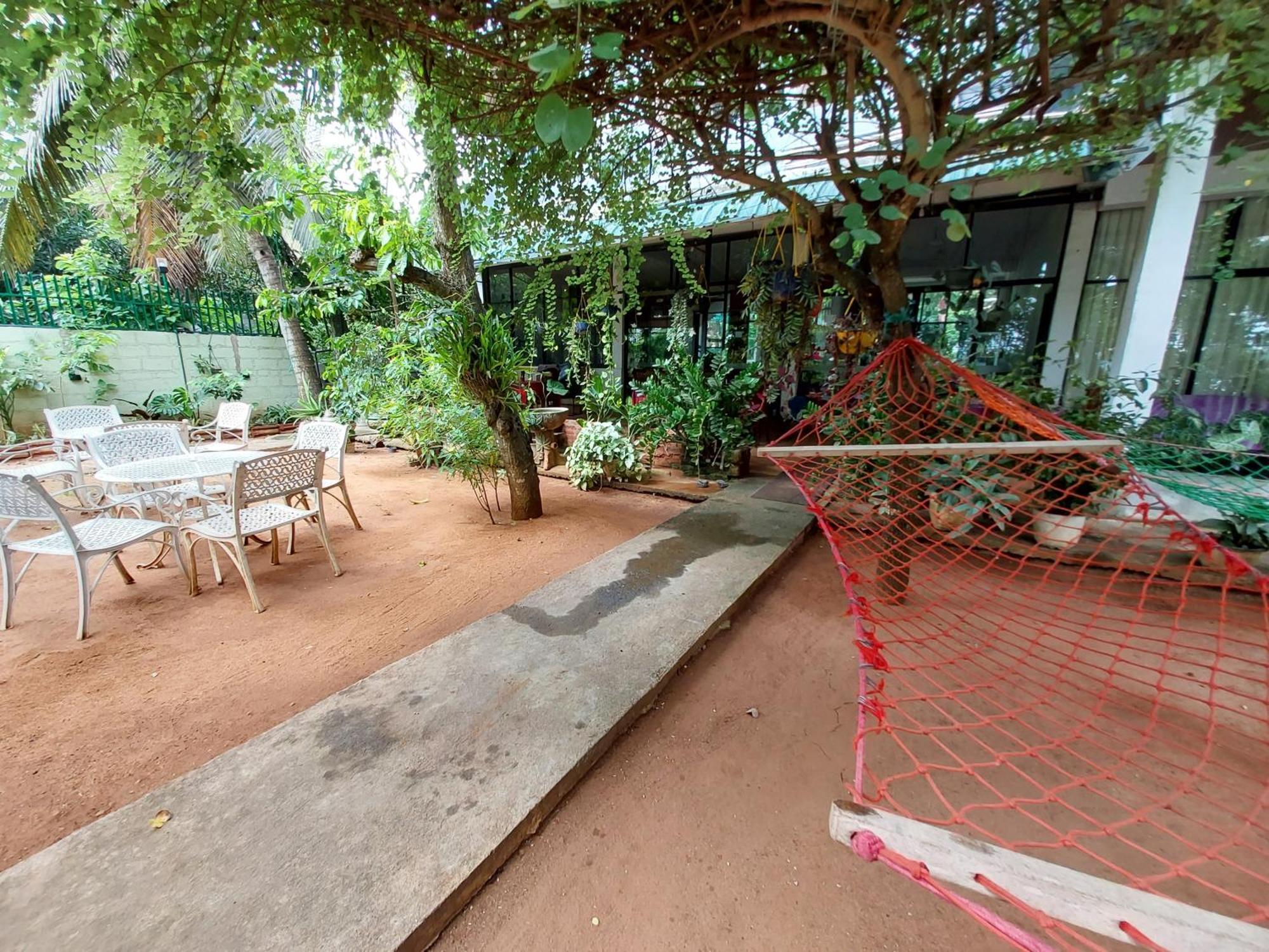 Lake Wave Hotel Anuradhapura Exterior photo