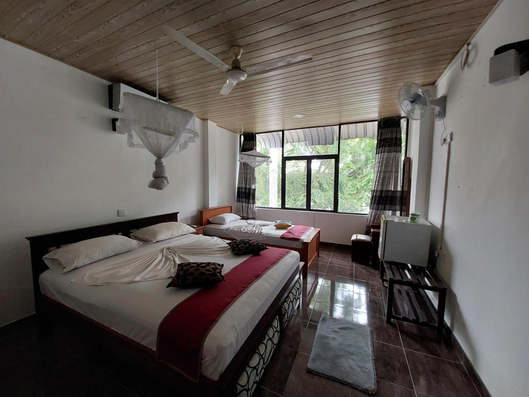 Lake Wave Hotel Anuradhapura Exterior photo