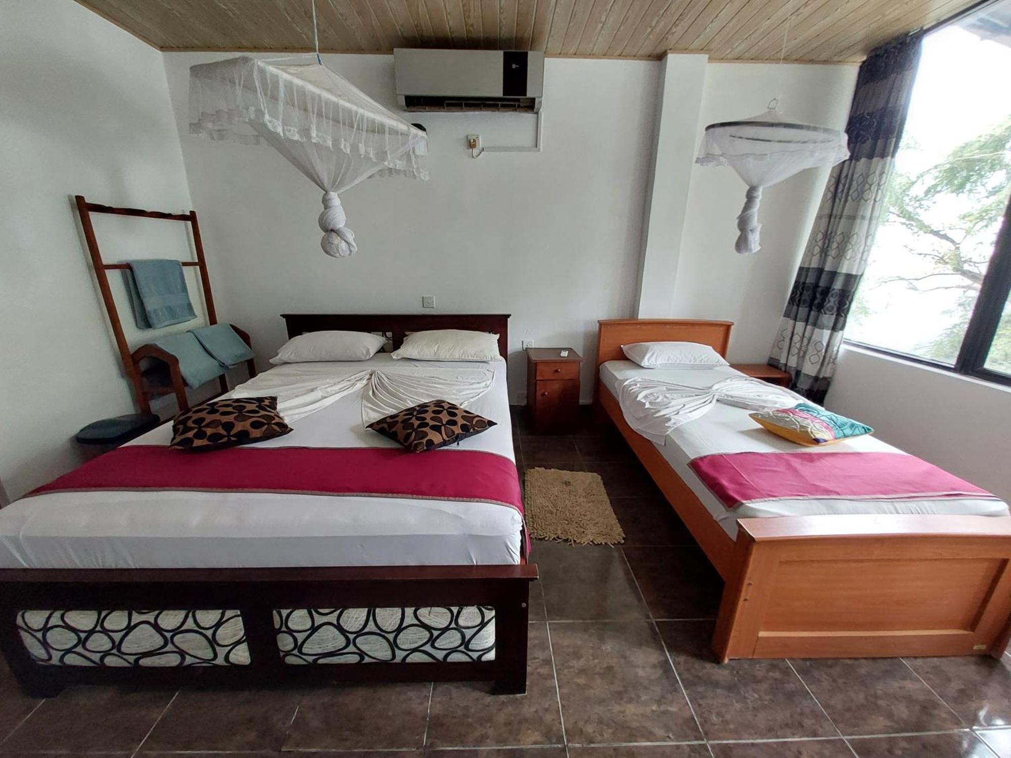 Lake Wave Hotel Anuradhapura Exterior photo